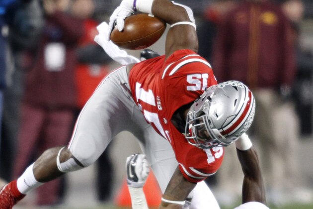 Ohio State running back Ezekiel Elliott, left, tries to get past Minnesota defender Eric Murray during an NCAA college football game Saturday, Nov. 7, 2015, in Columbus, Ohio. Ohio State beat Minnesota 28-14. (AP Photo/Paul Vernon)