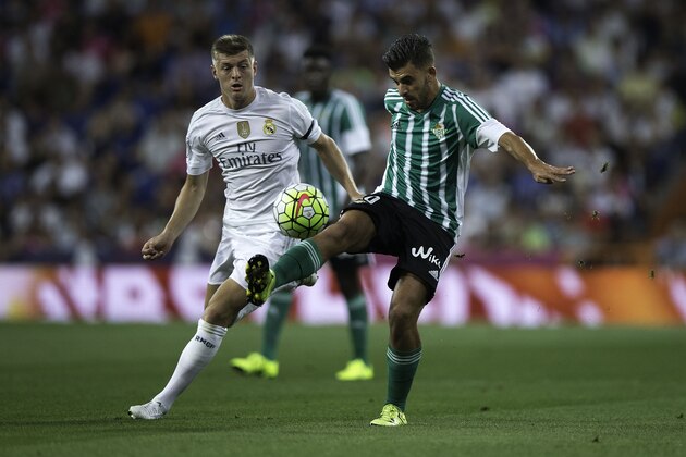 MADRID, SPAIN - AUGUST 29: Dani Ceballos (R) of Real Betis Balompie competes for the ball with Toni Kroos (L) of Real Madrid CF during the La Liga match between Real Madrid CF and Real Betis Balompie at Estadio Santiago Bernabeu on August 29, 2015 in Madrid, Spain.  (Photo by Gonzalo Arroyo Moreno/Getty Images)