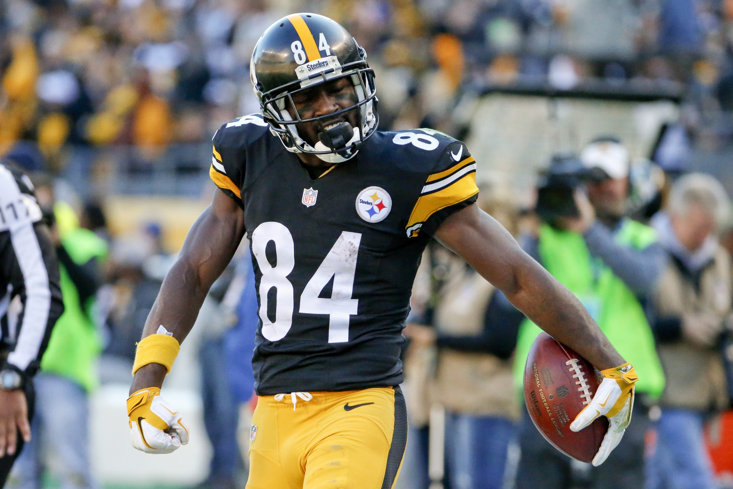 Pittsburgh Steelers wide receiver Antonio Brown (84) plays in an NFL football game against the Oakland Raiders, Sunday, Nov. 8, 2015, in Pittsburgh. (AP Photo/Gene J. Puskar)