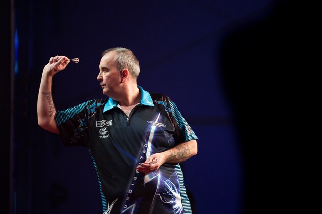 Britain's Phil Taylor competes in the final of the Hong Kong Darts Masters event in the southern Chinese city on September 5, 2015.  AFP PHOTO / DALE DE LA REY        (Photo credit should read DALE de la REY/AFP/Getty Images)