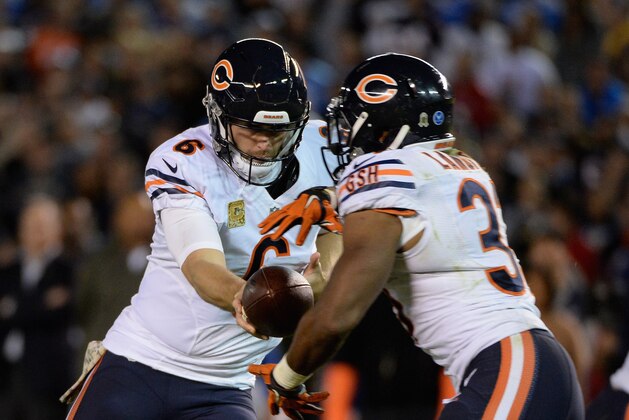 SAN DIEGO, CA - NOVEMBER 09:  Jay Cutler #6 of the Chicago Bears hands off the football to Jeremy Langford #33 of the Chicago Bears against the San Diego Chargers  at Qualcomm Stadium on November 9, 2015 in San Diego, California.  (Photo by Donald Miralle/Getty Images)