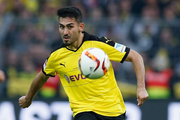 DORTMUND, GERMANY - NOVEMBER 08:  Ilkay Guendogan of Dortmund runs with the ball during the Bundesliga match between Borussia Dortmund and FC Schalke 04 at Signal Iduna Park on November 8, 2015 in Dortmund, Germany.  (Photo by Boris Streubel/Getty Images)