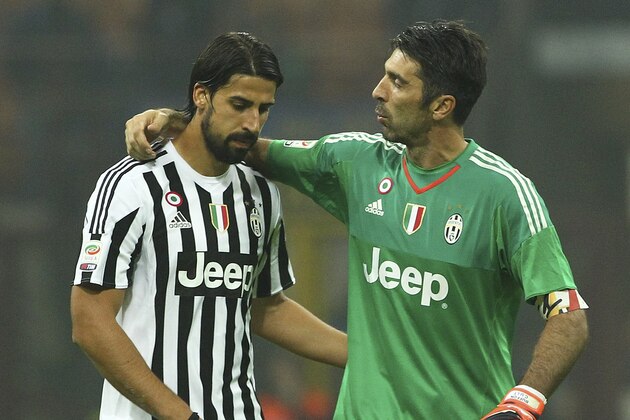 MILAN, ITALY - OCTOBER 18:  Gianluigi Buffon (R) of Juventus FC embraces his tem-mate Sami Khedira (R) at the end of the Serie A match between FC Internazionale Milano and Juventus FC at Stadio Giuseppe Meazza on October 18, 2015 in Milan, Italy.  (Photo by Marco Luzzani/Getty Images)