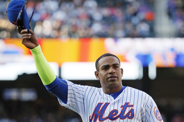 New York Mets center fielder Yoenis Cespedes tips his cap while leaving the field after New York Mets manager Terry Collins removed him from the game in the seventh inning of a baseball game in New York, Sunday, Oct. 4, 2015. (AP Photo/Kathy Willens)