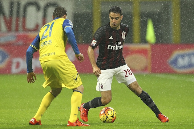 MILAN, ITALY - OCTOBER 28:  Giacomo Bonaventura (R) of AC Milan is challenged by Nicolas Frey (L) of AC Chievo Verona during the Serie A match between AC Milan and AC Chievo Verona at Stadio Giuseppe Meazza on October 28, 2015 in Milan, Italy.  (Photo by Marco Luzzani/Getty Images)