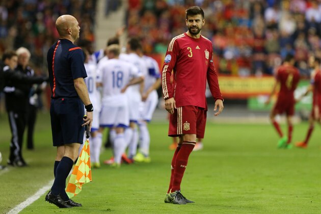 Spain's defender Gerard Pique (R) looks at a line referee during the Euro 2016 qualifying football match Spain vs Luxembourg at Las Gaunas stadium in Logrono on October 9, 2015. AFP PHOTO/ CESAR MANSO        (Photo credit should read CESAR MANSO/AFP/Getty Images)