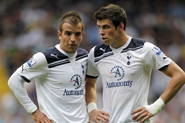 Tottenham Hotspur's Dutch player Rafael Van der Vaart (L) and Tottenham Hotspur's Welsh player Gareth Bale (R) prepare to take a kick during the English Premier League football match between Tottenham Hotspur and Blackpool at White Hart Lane in north London, England on May 7, 2011. AFP PHOTO/IAN KINGTONFOR EDITORIAL USE ONLY Additional licence required for any commercial/promotional use or use on TV or internet (except identical online version of newspaper) of Premier League/Football League photos. Tel DataCo +44 207 2981656. Do not alter/modify photo. (Photo credit should read IAN KINGTON/AFP/Getty Images)