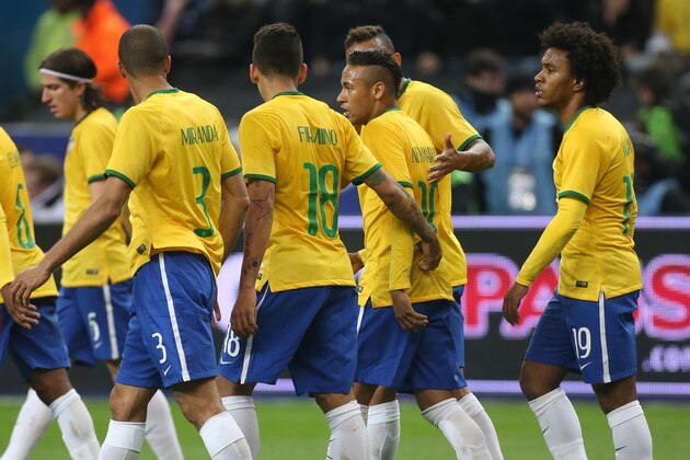 PARIS, FRANCE - MARCH 26: Neymar Jr of Brazil celebrates a goal with Willian Borges da Silva of Brazil ® and teammates during the international friendly match between France and Brazil at Stade de France on March 26, 2015 in Saint-Denis near Paris, France. (Photo by Jean Catuffe/Getty Images)