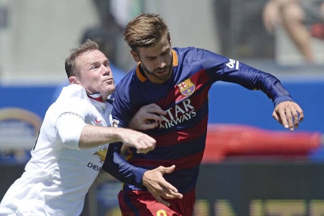 SANTA CLARA, CA - JULY 25: Wayne Rooney #10 of Manchester United and Gerard Pique #3 of FC Barcelona battle for position during their friendly soccer match in the International Champions Cup at Levi's Stadium July 25, 2015 in Santa Clara, California. (Photo by Kevork Djansezian/Getty Images)