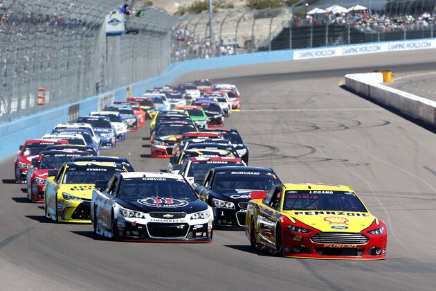 AVONDALE, AZ - MARCH 15:  Kevin Harvick, driver of the #4 Jimmy John's/ Budweiser Chevrolet, and Joey Logano, driver of the #22 Shell-Pennzoil Ford, lead the field to the green flag to start the NASCAR Sprint Cup Series CampingWorld.com 500 at Phoenix International Raceway on March 15, 2015 in Avondale, Arizona.  (Photo by Christian Petersen/Getty Images)