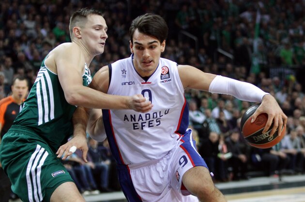 Zalgiris Kaunas' Paulius Jankunas (L) vies with Anadolu Efes' Dario Saric during the Euroleague basketball match Zalgiris Kaunas vs Anadolu Efes in Kaunas on December 4, 2014.     AFP PHOTO PETRAS MALUKAS        (Photo credit should read PETRAS MALUKAS/AFP/Getty Images)
