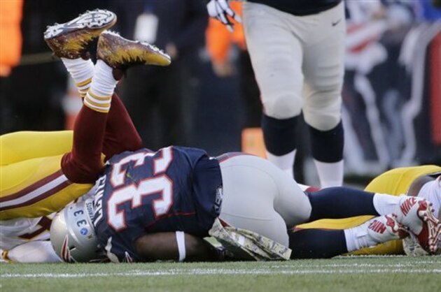 ARCHIVO - En esta foto de archivo del domingo 8 de noviembre de 2015, el corredor de los Patriots de Nueva Inglaterra, Dion Lewis, yace sobre el campo tras una jugada en la cual se lesionó durante la segunda mitad del partido de la NFL contra los Redskins de Washington en Foxborough, Massachusetts. Lewis fue colocado en la lista de reservas lesionados de los Patriots el lunes 9 de noviembre de 2015. (Foto AP/Steven Senne, Archivo)