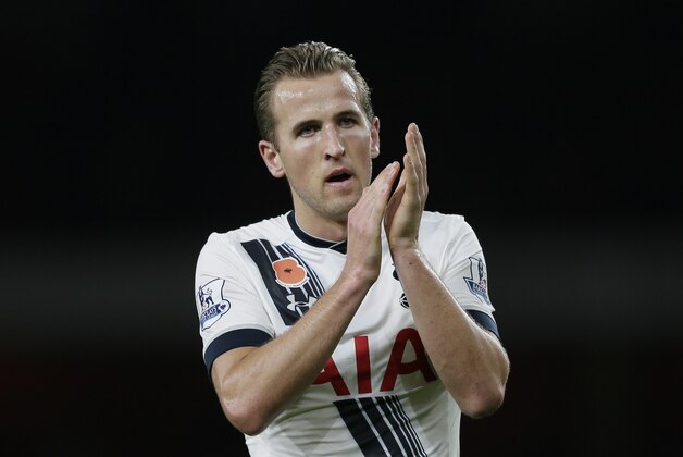 Tottenham’s Harry Kane applauds the fans after the English Premier League soccer match between Arsenal and Tottenham Hotspur at the Emirates Stadium in London, Sunday Nov. 8, 2015. (AP Photo/Tim Ireland)