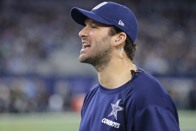 Tony Romo, quarterback de los Cowboys de Dallas, da instrucciones a sus compañeros durante el encuentro del domingo 8 de noviembre de 2015, frente a los Eagles de Filadelfia (AP Foto/Brandon Wade)