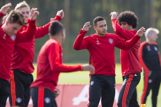 Manchester United's Memphis Depay, cenre right, trains with teammates at Carrington training ground in Manchester, England,  Tuesday, Sept. 29, 2015. Manchester United will play at VFL Wolfsberg in a Champions League group B soccer match on Wednesday. (AP Photo/Jon Super)