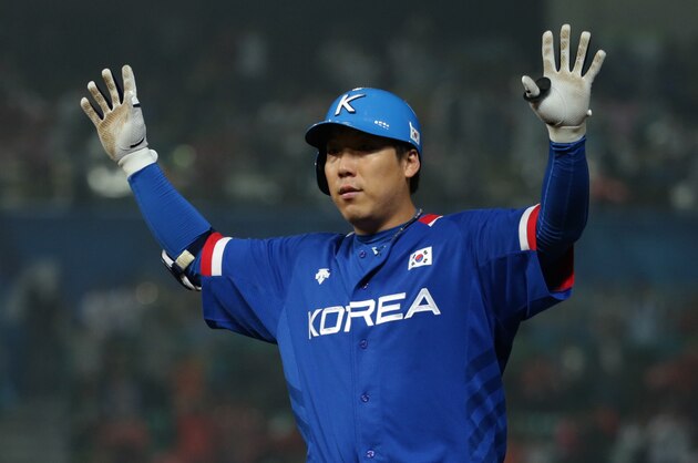 INCHEON, SOUTH KOREA - SEPTEMBER 28:  Kim Hyun-Soo of South Korea celebrates after hits a single in the top of the eighth inning during the Baseball Final between South Korea and Chinese Taipei during the day nine of the 2014 Asian Games at Munhak Stadium on September 28, 2014 in Incheon, South Korea.  (Photo by Chung Sung-Jun/Getty Images)