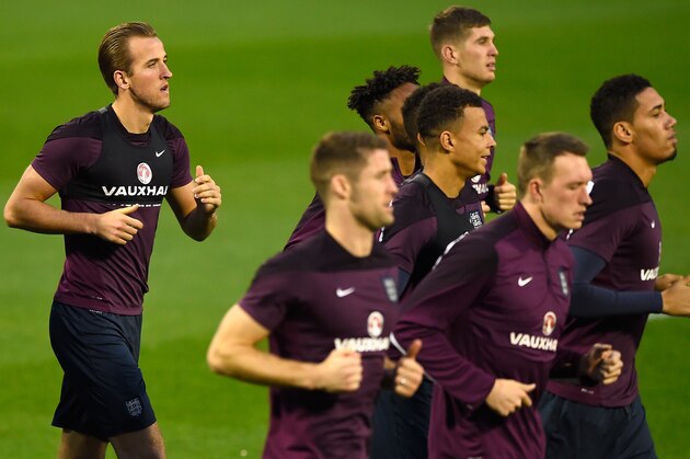 ALICANTE, SPAIN - NOVEMBER 12:  Harry Kane of England (centre) warms up during an England training session at the Estadio Jode Roco Perez on November 12, 2015 in Alicante, Spain.  (Photo by Mike Hewitt/Getty Images)