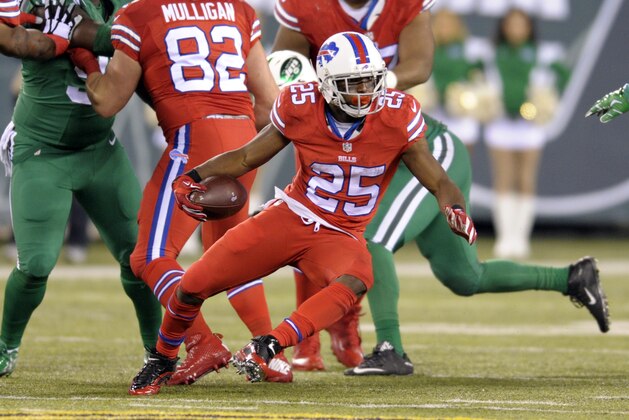 Buffalo Bills running back LeSean McCoy runs with the ball against the New York Jets during the first half of an NFL football game, Thursday, Nov. 12, 2015, in East Rutherford, N.J. (AP Photo/Bill Kostroun)