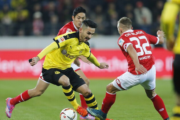 Mainz's Pablo de Blasis, right, and Dortmund's Ilkay Gundogan challenge for the ball during a German Bundesliga soccer match between FSV Mainz 05 and Borussia Dortmund in Mainz, Germany, Friday, Oct. 16, 2015. (AP Photo/Michael Probst)