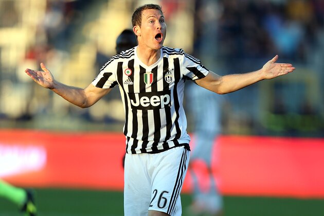 EMPOLI, ITALY - NOVEMBER 08: Stefan Lichtsteiner of Juventus FC reacts during the Serie A match between Empoli FC and Juventus FC at Stadio Carlo Castellani on November 8, 2015 in Empoli, Italy.  (Photo by Gabriele Maltinti/Getty Images)