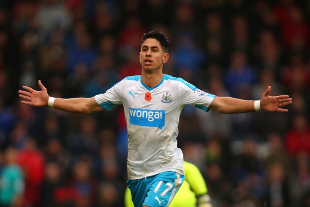 BOURNEMOUTH, ENGLAND - NOVEMBER 07:  Ayoze Perez of Newcastle United celebrates scoring his team's first goal during the Barclays Premier League match between A.F.C. Bournemouth and Newcastle United at Vitality Stadium on November 7, 2015 in Bournemouth, England.  (Photo by Bryn Lennon/Getty Images)