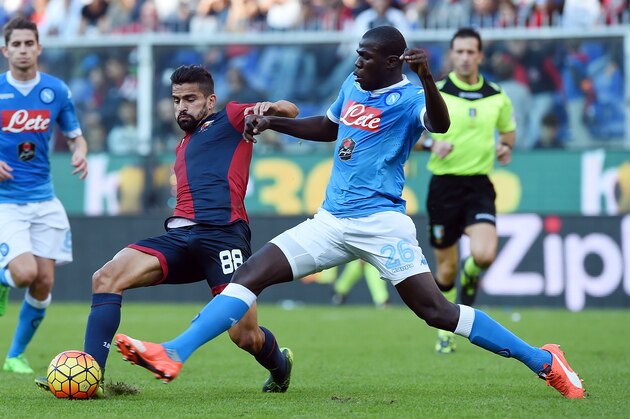 GENOA, ITALY - NOVEMBER 01: Genoa's player Thomas Rincon vies with Napoli player Kalidou Koulibaly during the Serie A match between Genoa CFC and SSC Napoli at Stadio Luigi Ferraris on November 1, 2015 in Genoa, Italy.  (Photo by Francesco Pecoraro/Getty Images)