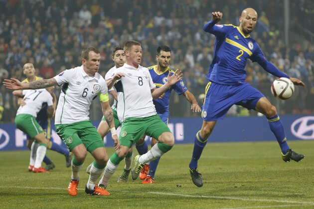 Ireland's Glenn Whelan, left, and James McCarthy, centre, fights for the ball with Bosnia's Edin Cocalic, right, during the Euro 2016 play-off first leg soccer match between Bosnia and Ireland, in Zenica, Bosnia Friday, Nov. 13, 2015. (AP Photo/Amel Emric)