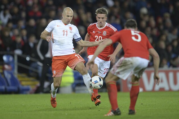 Netherlands' midfielder Arjen Robben (L) vies with Wales's midfielder Emyr Huws (C) during the international friendly football match between Wales and Netherlands at Cardiff City Stadium in south Wales on November 13, 2015.  AFP PHOTO / OLI SCARFF        (Photo credit should read OLI SCARFF/AFP/Getty Images)
