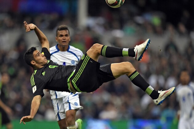 Mexico's forward Raul Jimenez (L) kicks the ball next to El Salvador's defender Henry Romero during their Russia 2018 FIFA World Cup CONCACAF Qualifiers football match, in Mexico city, on November 13, 2015.  AFP PHOTO / YURI CORTEZ        (Photo credit should read YURI CORTEZ/AFP/Getty Images)