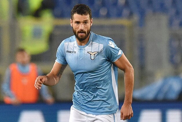 ROME, ITALY - NOVEMBER 01:  Antonio Candreva of SS Lazio in action during the Serie A match between SS Lazio and AC Milan at Stadio Olimpico on November 1, 2015 in Rome, Italy.  (Photo by Giuseppe Bellini/Getty Images)