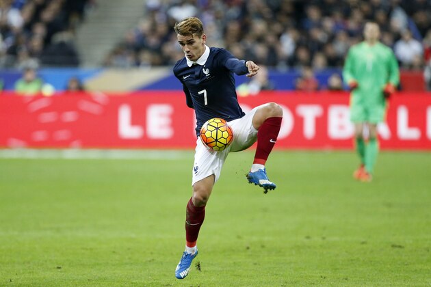 PARIS, FRANCE - NOVEMBER 13: Antoine Griezmann of France in action during the international friendly match between France and Germany at Stade de France on November 13, 2015 in Saint-Denis near Paris, France. (Photo by Jean Catuffe/Getty Images)