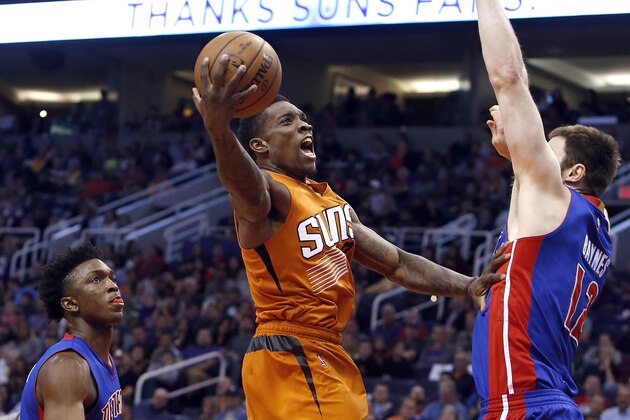 Phoenix Suns guard Eric Bledsoe, middle, drives between Detroit Pistons forward Stanley Johnson, left, and Aron Baynes in the first quarter during an NBA basketball game, Friday, Nov. 6, 2015, in Phoenix. (AP Photo/Rick Scuteri)