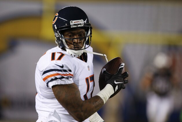 Chicago Bears wide receiver Alshon Jeffery runs upfield during the first half of an NFL football game against the San Diego Chargers, Monday, Nov. 9, 2015, in San Diego. (AP Photo/Lenny Ignelzi)