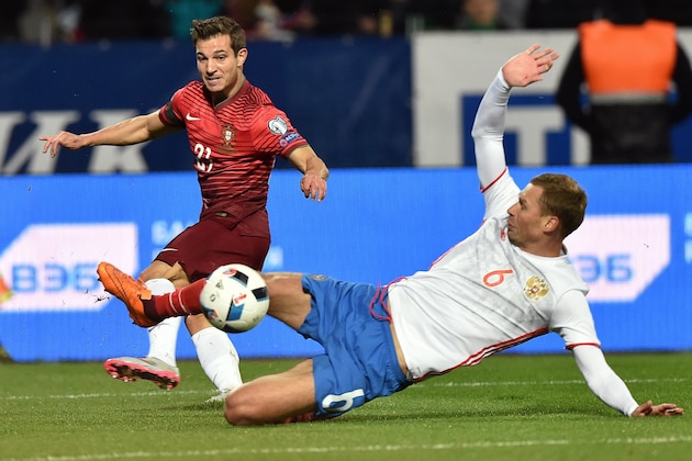 Portugal's defender Cedric (L) vies for the ball with Russia's defender Aleksei Berezutski during the friendly football match between Russia and Portugal in Krasnodar on November 14, 2015. AFP PHOTO / KIRILL KUDRYAVTSEV        (Photo credit should read KIRILL KUDRYAVTSEV/AFP/Getty Images)