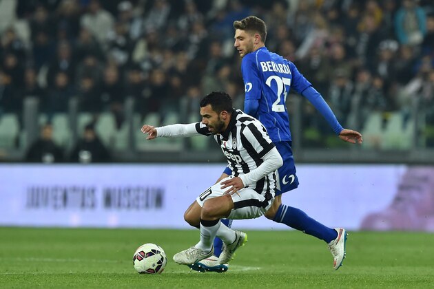 TURIN, ITALY - MARCH 09:  Domenico Berardi (R) of US Sassuolo Calcio tackles Carlos Tevez of Juventus FC during the Serie A match between Juventus FC and US Sassuolo Calcio at Juventus Arena on March 9, 2015 in Turin, Italy.  (Photo by Valerio Pennicino/Getty Images)