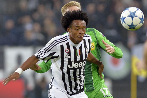 Juventus' Juan Cuadrado is challenged by Moenchengladbach's Oscar Wendt, background, during the Champions League, group D soccer match between Juventus and Borussia Moenchengladbach at the Juventus Stadium in Turin, Italy, Wednesday, Oct. 21, 2015. (AP Photo/Massimo Pinca) Juventus' Juan Cuadrado is challenged by Moenchengladbach's Oscar Wendt, background, during the Champions League, group D soccer match between Juventus and Borussia Moenchengladbach at the Juventus Stadium in Turin, Italy, Wednesday, Oct. 21, 2015. (AP Photo/Massimo Pinca)