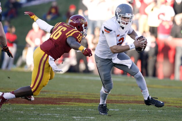 AMES, IA - NOVEMBER 14: Quarterback Mason Rudolph #2 of the Oklahoma State Cowboys breaks away from linebacker Willie Harvey #16 of the Iowa State Cyclones as he scrambles for yards in the first half of play at Jack Trice Stadium on November 14, 2015 in Ames, Iowa. (Photo by David Purdy/Getty Images)