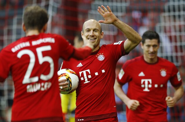Bayern's Robert Lewandowski , background, teammate Arjen Robben, center, and teammate Thomas Mueller celebrate after Lewandowski scored his side's third goal during the German Bundesliga soccer match between FC Bayern Munich and VfB Stuttgart in Munich, Germany, Saturday, Nov. 7, 2015. (AP Photo/Matthias Schrader)