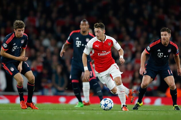 LONDON, ENGLAND - OCTOBER 20:  Mesut Oezil (C) of Arsenal is challenged by players of Bayern Munchen during the UEFA Champions League Group F match between Arsenal FC and FC Bayern Munchen at the Emirates Stadium on October 20, 2015 in London, United Kingdom.  (Photo by Boris Streubel/Getty Images)