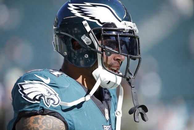 Philadelphia Eagles' Ryan Mathews walks the field during warm-ups before an NFL football game against the Miami Dolphins, Sunday, Nov. 15, 2015, in Philadelphia. (AP Photo/Michael Perez)