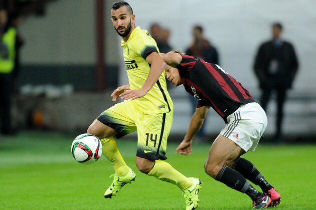 MILAN, ITALY - OCTOBER 21:  (L-R) Martin Montoya of FC Internazionale competes for the ball with Keisuke Honda of AC Milan during the Berlusconi Trophy match between AC Milan and FC Internazionale at Stadio Giuseppe Meazza on October 21, 2015 in Milan, Italy.  (Photo by Pier Marco Tacca/Getty Images)