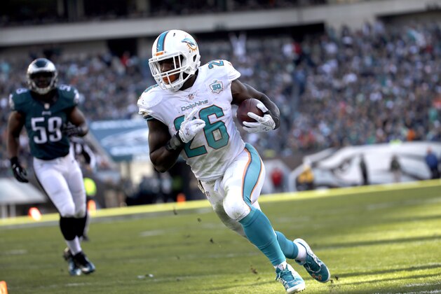Miami Dolphins' Lamar Miller runs for a touchdown after a catch during the first half of an NFL football game against the Philadelphia Eagles, Sunday, Nov. 15, 2015, in Philadelphia. (AP Photo/Michael Perez)