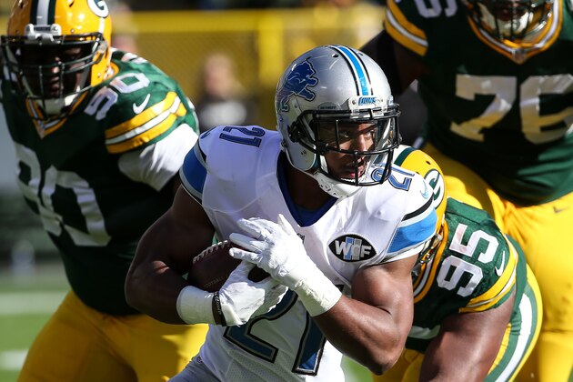GREEN BAY, WI - NOVEMBER 15:  Ameer Abdullah #21 of the Detroit Lions carries the football in the first quarter against the Green Bay Packers at Lambeau Field on November 15, 2015 in Green Bay, Wisconsin.  (Photo by Jonathan Daniel/Getty Images)