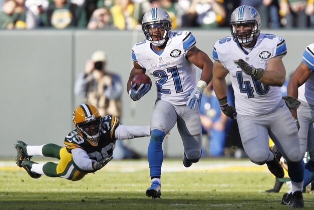 Detroit Lions' Ameer Abdullah returns a kickoff to the 1-yard line during the second half of an NFL football game against the Green Bay Packers Sunday, Nov. 15, 2015, in Green Bay, Wis. (AP Photo/Matt Ludtke)