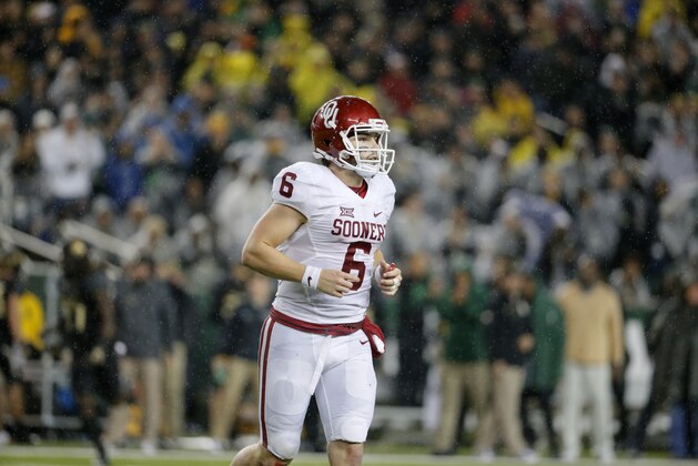 Oklahoma quarterback Baker Mayfield (6) jogs off the field after a series against Baylor in the second half of an NCAA college football game Saturday, Nov. 14, 2015, in Waco, Texas. (AP Photo/Tony Gutierrez)