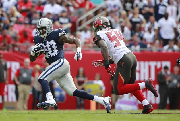 Nov 15, 2015; Tampa, FL, USA; Dallas Cowboys running back Darren McFadden (20) runs with the ball as Tampa Bay Buccaneers outside linebacker Lavonte David (54) defends during the first quarter at Raymond James Stadium. Mandatory Credit: Kim Klement-USA TODAY Sports