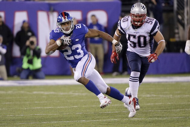 New York Giants running back Rashad Jennings (23) runs away from New England Patriots' Rob Ninkovich (50) during the second half of an NFL football game Sunday Nov. 15, 2015, in East Rutherford, N.J. (AP Photo/Julie Jacobson)