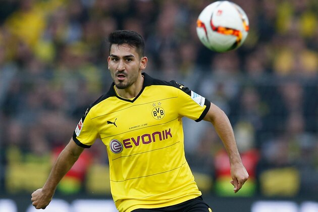 DORTMUND, GERMANY - NOVEMBER 08:  Ilkay Guendogan of Dortmund runs with the ball during the Bundesliga match between Borussia Dortmund and FC Schalke 04 at Signal Iduna Park on November 8, 2015 in Dortmund, Germany.  (Photo by Boris Streubel/Getty Images)
