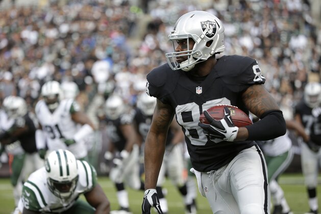 Oakland Raiders tight end Clive Walford (88) runs against the New York Jets during the second half of an NFL football game in Oakland, Calif., Sunday, Nov. 1, 2015. (AP Photo/Marcio Jose Sanchez)
