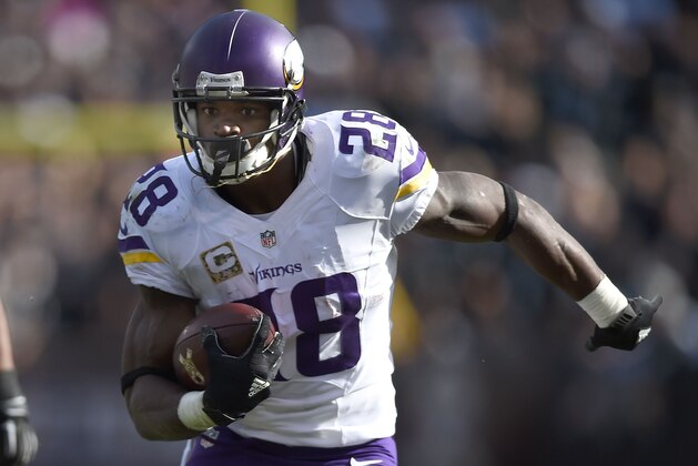 OAKLAND, CA - NOVEMBER 15:  Running back Adrian Peterson #28 of the Minnesota Vikings gains yardage against the Oakland Raiders in the second quarterat O.co Coliseum on November 15, 2015 in Oakland, California.  (Photo by Thearon W. Henderson/Getty Images)
